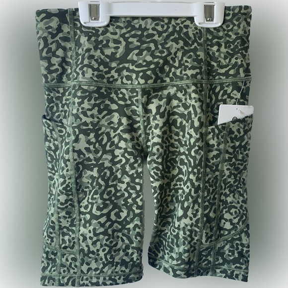 Athleta Ultimate Stash II 7” short - Picture 3 of 6